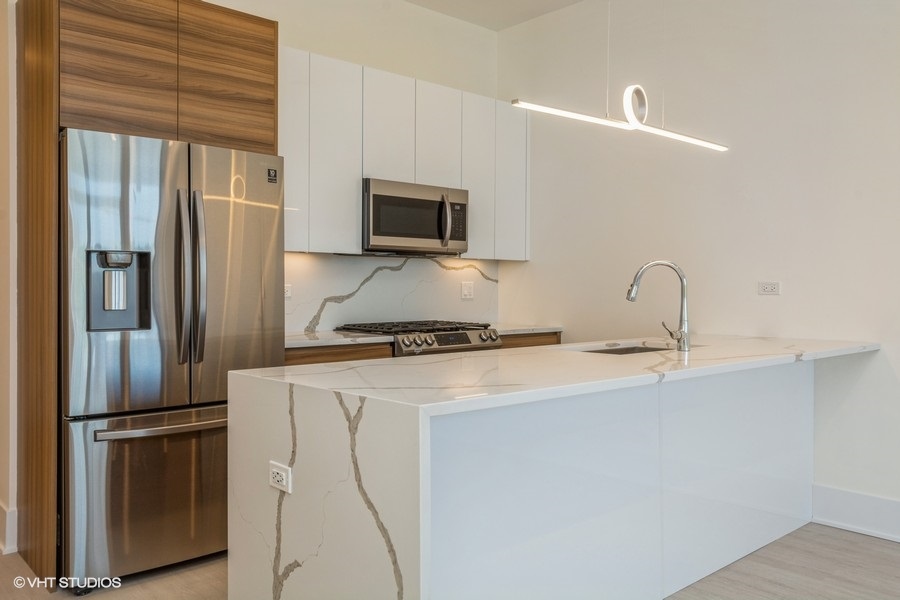 2400 W Wabansia